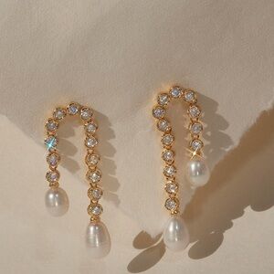 LUV AJ THE PAVE PEARL U STUDS